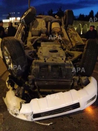 В Баку перевернулся внедорожник Toyota Prado