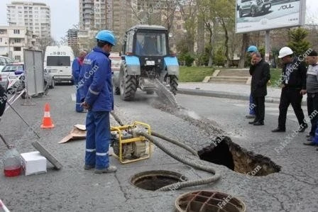 В Баку вновь провалился асфальт
