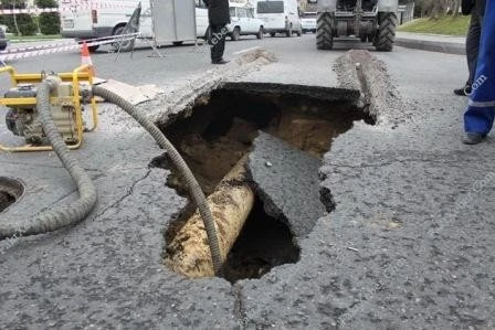 В Баку вновь провалился асфальт