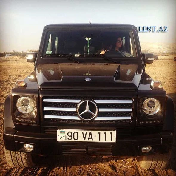 Дочь покойного певца в автомобиле за 150 тысяч манатов