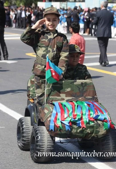 В Сумгайыте провели военный парад школьников