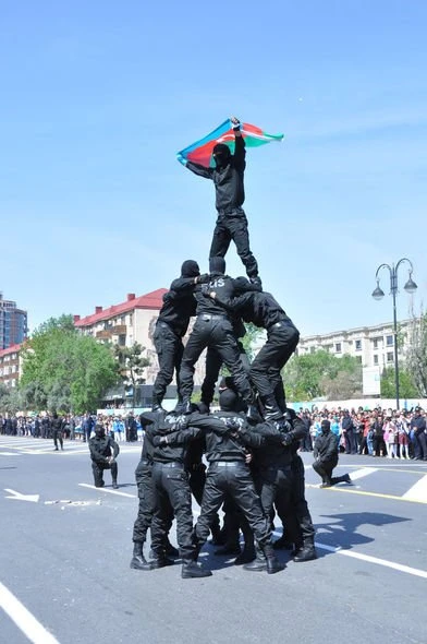 В Сумгайыте провели военный парад школьников