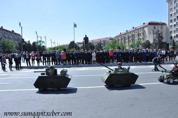 В Сумгайыте провели военный парад школьников
