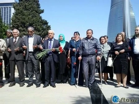 В Баку сожгли флаг Армении