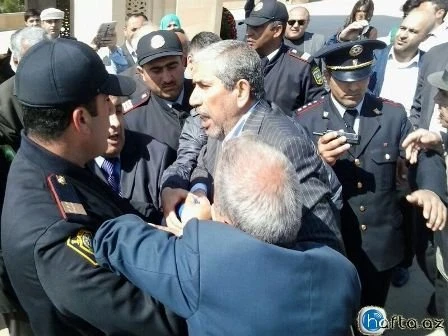 В Баку сожгли флаг Армении