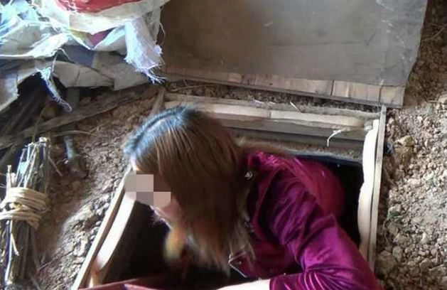В Китае спасли закованную в цепь женщину
