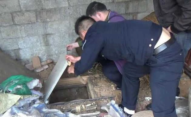 В Китае спасли закованную в цепь женщину