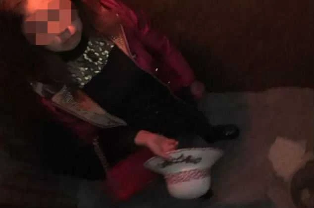 В Китае спасли закованную в цепь женщину
