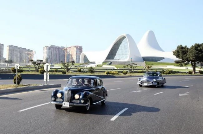В Баку состоялся пробег классических автомобилей, посвященный дню рождения общенационального лидера Гейдара Алиева