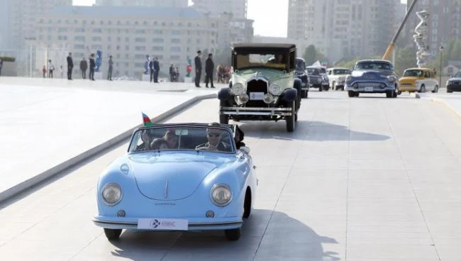 В Баку состоялся пробег классических автомобилей, посвященный дню рождения общенационального лидера Гейдара Алиева