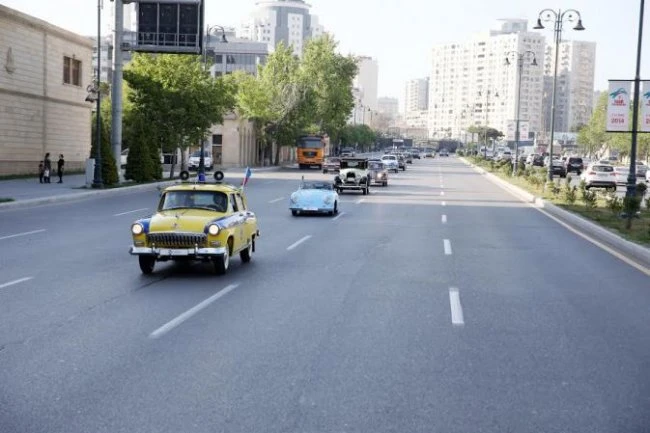 В Баку состоялся пробег классических автомобилей, посвященный дню рождения общенационального лидера Гейдара Алиева