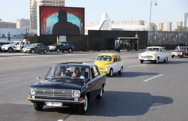 В Баку состоялся пробег классических автомобилей, посвященный дню рождения общенационального лидера Гейдара Алиева