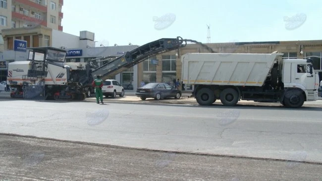 На одной из бакинских улиц приступили к ремонтным работам