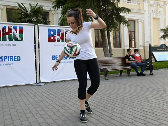 Фристайл от итальянской спортсменки в центре Баку (видео)