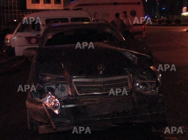 В Баку столкнулись Nissan и Mercedes