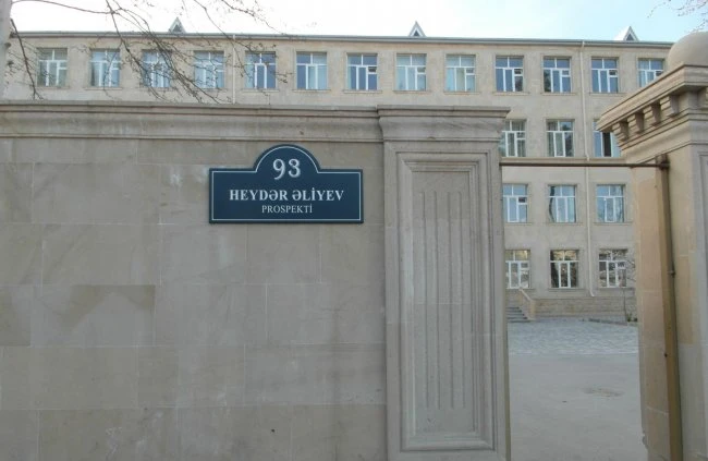 На улицах Баку установлены новые адресные таблички
