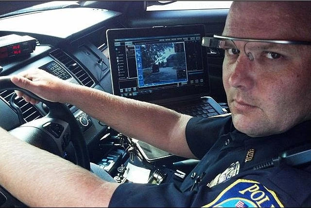 Дубайским полицейским выданы Google glass