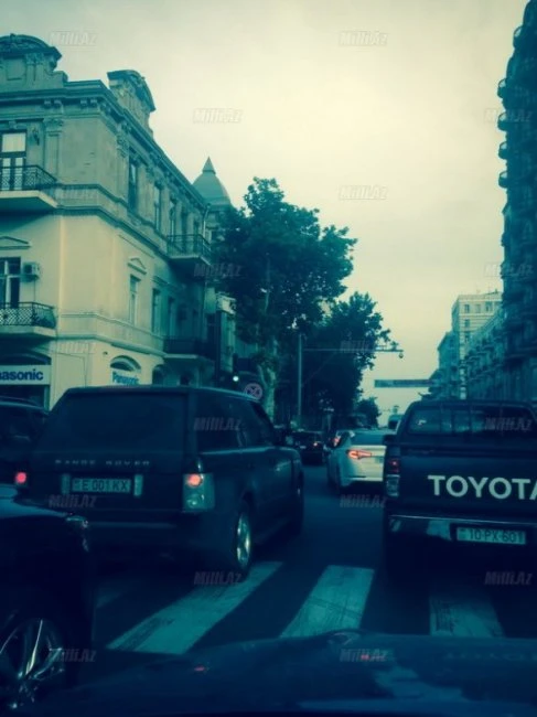 Range Rover с армянскими номерами в центре Баку