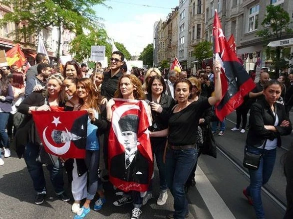 Кончита Вюрст на акции против Эрдогана