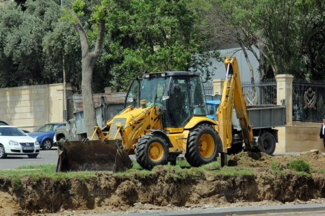 В Баку газоны заменяются асфальтом
