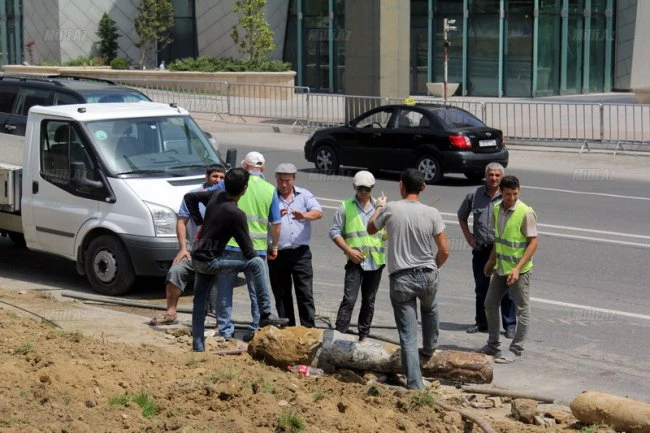 В Баку газоны заменяются асфальтом