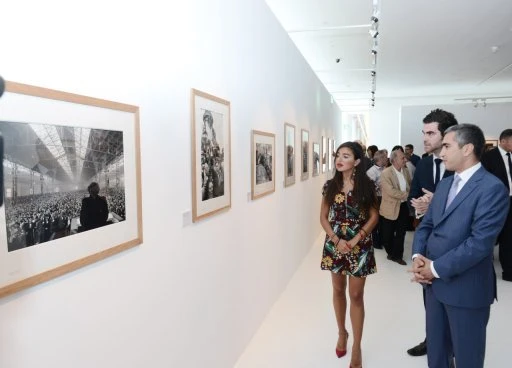 Лейла Алиева на выставке фотографа Анри Картье-Брессона