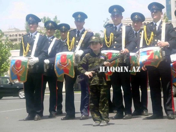 В Баку проходит военный марш (видео)