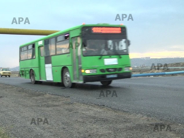 В Баку автомобиль столкнулся с автобусом