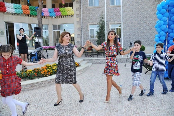 Лейла и Арзу Алиевы на мероприятии, посвященном дню защиты детей