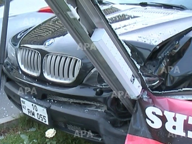 В Баку автомобиль врезался в рекламный щит