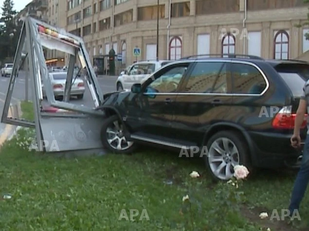 В Баку автомобиль врезался в рекламный щит