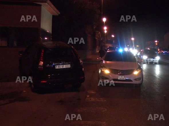 В Баку женщина-водитель врезалась в два автомобиля и в пункт охраны