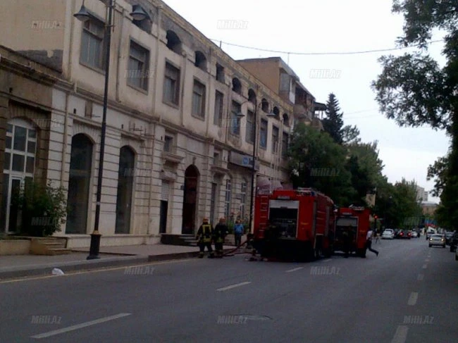 Сильный пожар в центре Баку, сгорел полицейский автомобиль (видео)