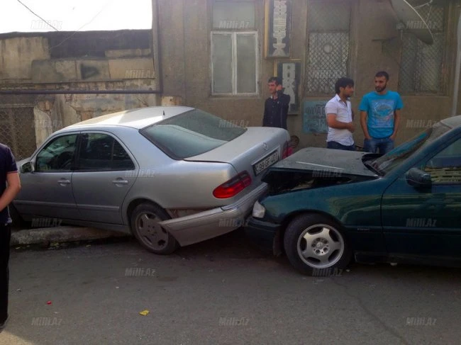 В Баку пассажирский автобус протаранил автомобили