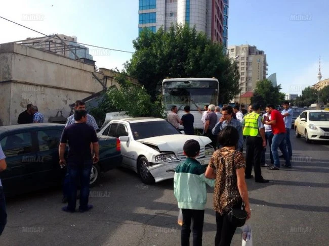 В Баку пассажирский автобус протаранил автомобили