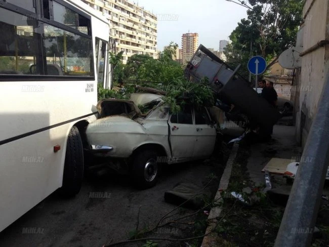 В Баку пассажирский автобус протаранил автомобили