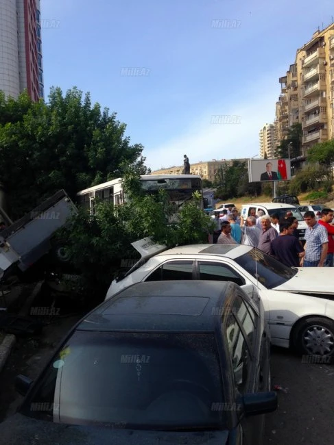 В Баку пассажирский автобус протаранил автомобили