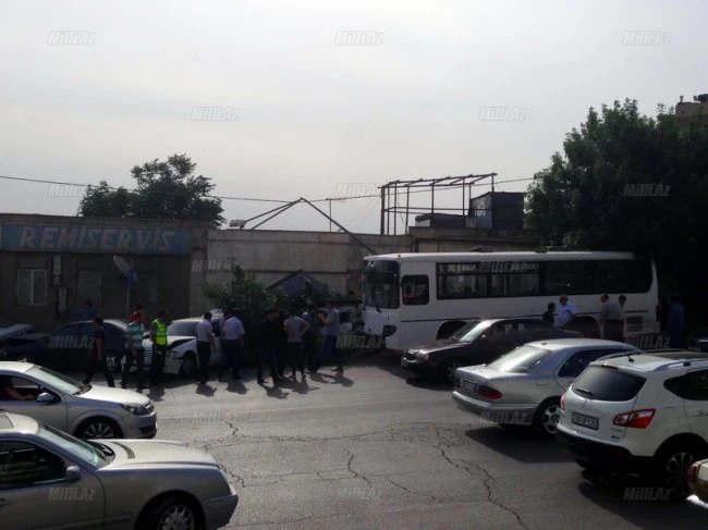 В Баку пассажирский автобус протаранил автомобили