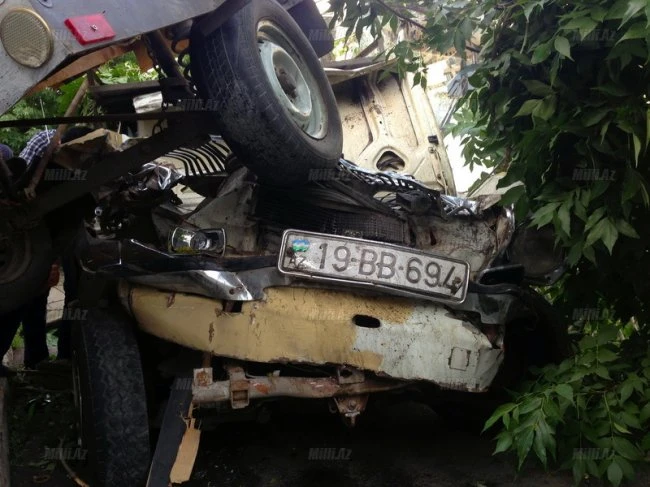 В Баку пассажирский автобус протаранил автомобили