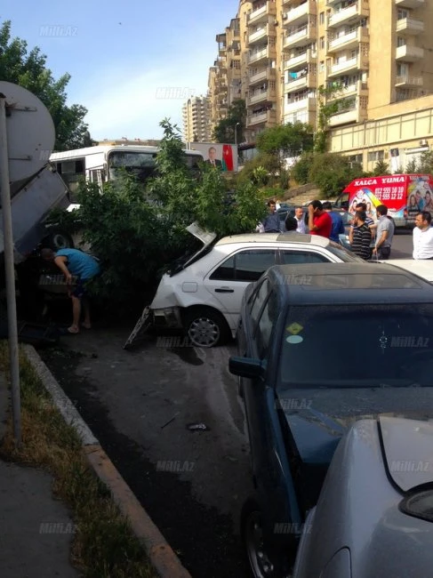 В Баку пассажирский автобус протаранил автомобили