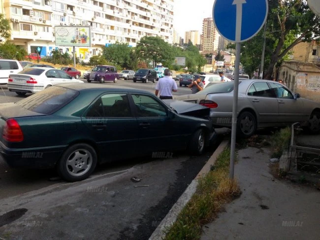 В Баку пассажирский автобус протаранил автомобили