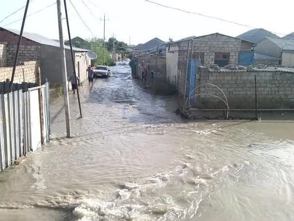 В поселке Баладжары прорвало водопровод