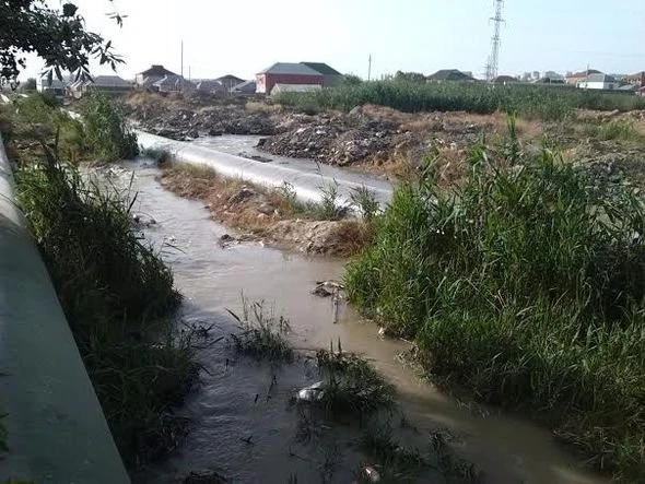 В поселке Баладжары прорвало водопровод