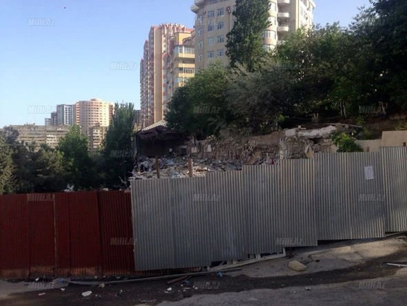 В Баку снесли ресторан