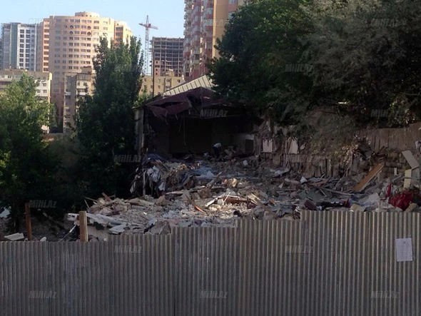 В Баку снесли ресторан