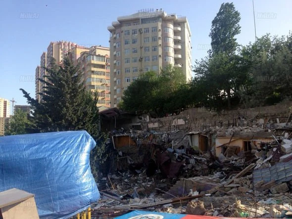В Баку снесли ресторан