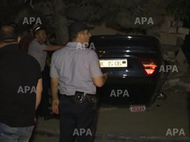 В Баку автомобиль врезался в забор (видео)