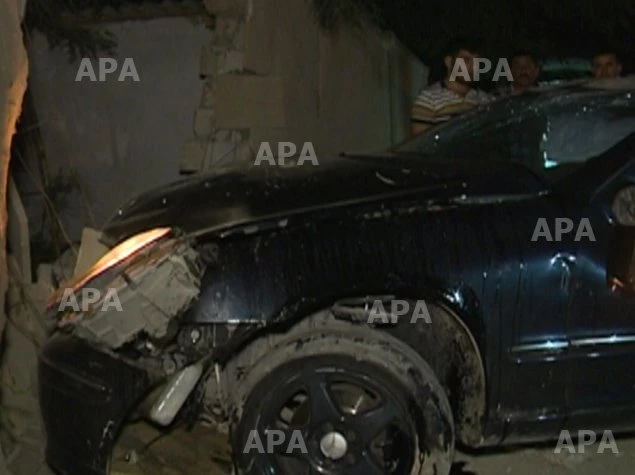 В Баку автомобиль врезался в забор (видео)