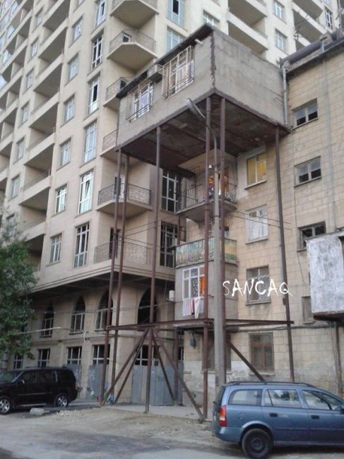 Странный балкон в Баку