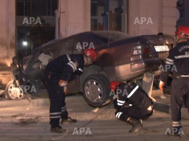 В Баку «Мерседес» врезался в столб, есть раненые